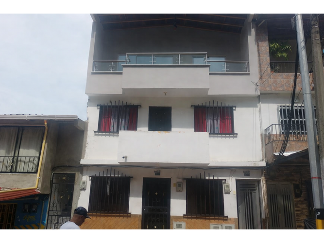 Casa de 6 alcobas en venta en Manrique Oriental, Medellín, 120 m² · foto 2 de 20