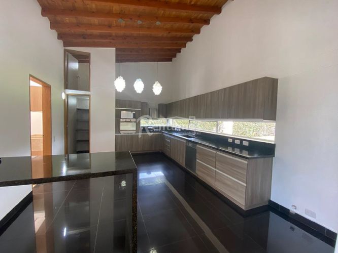 Casa de 4 alcobas en arriendo en Llano Grande, Medellín, 350 m² · foto 10 de 22