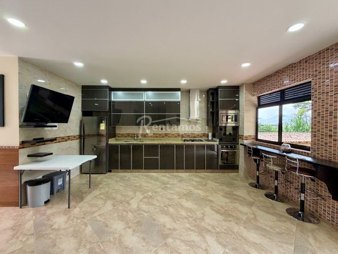 Casa de 7 alcobas en venta en Loma Del Escobero, Envigado, 700 m² · foto 2 de 24