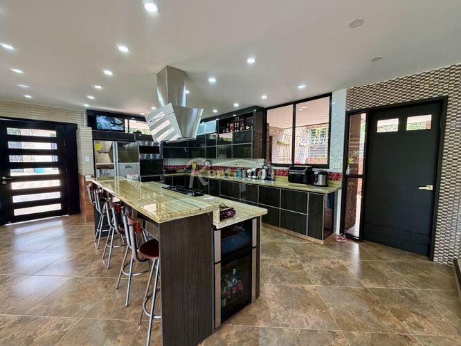 Casa de 7 alcobas en venta en Loma Del Escobero, Envigado, 700 m² · foto 3 de 24