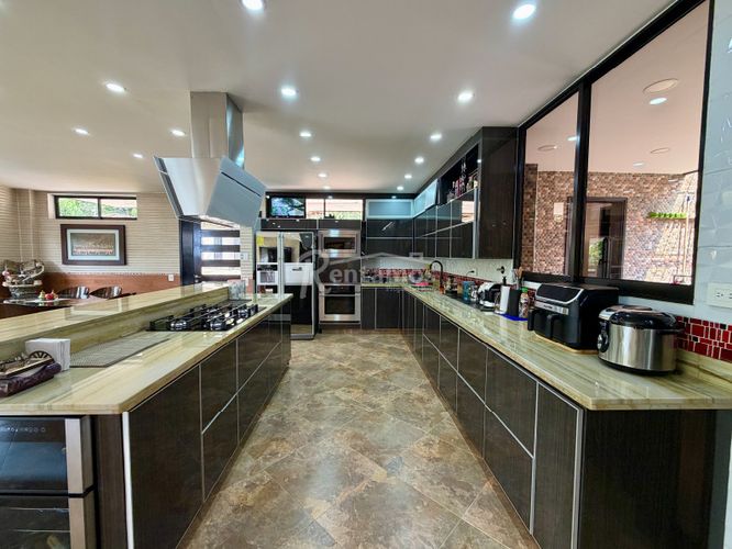 Casa de 7 alcobas en venta en Loma Del Escobero, Envigado, 700 m² · foto 4 de 24