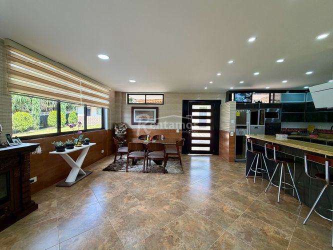 Casa de 7 alcobas en venta en Loma Del Escobero, Envigado, 700 m² · foto 7 de 24