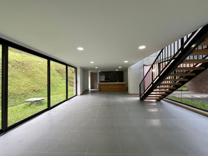 Casa de 3 alcobas en venta en Loma Del Chocho, Envigado, 540 m² · foto 2 de 19