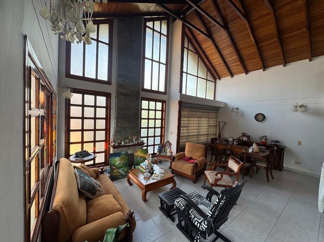 Casa de 4 alcobas en venta en Lagos Del Cacique, Bucaramanga, 400 m² · foto 3 de 9