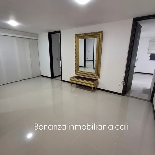 Casa de 5 alcobas en venta en Cali, 680 m² · foto 3 de 24