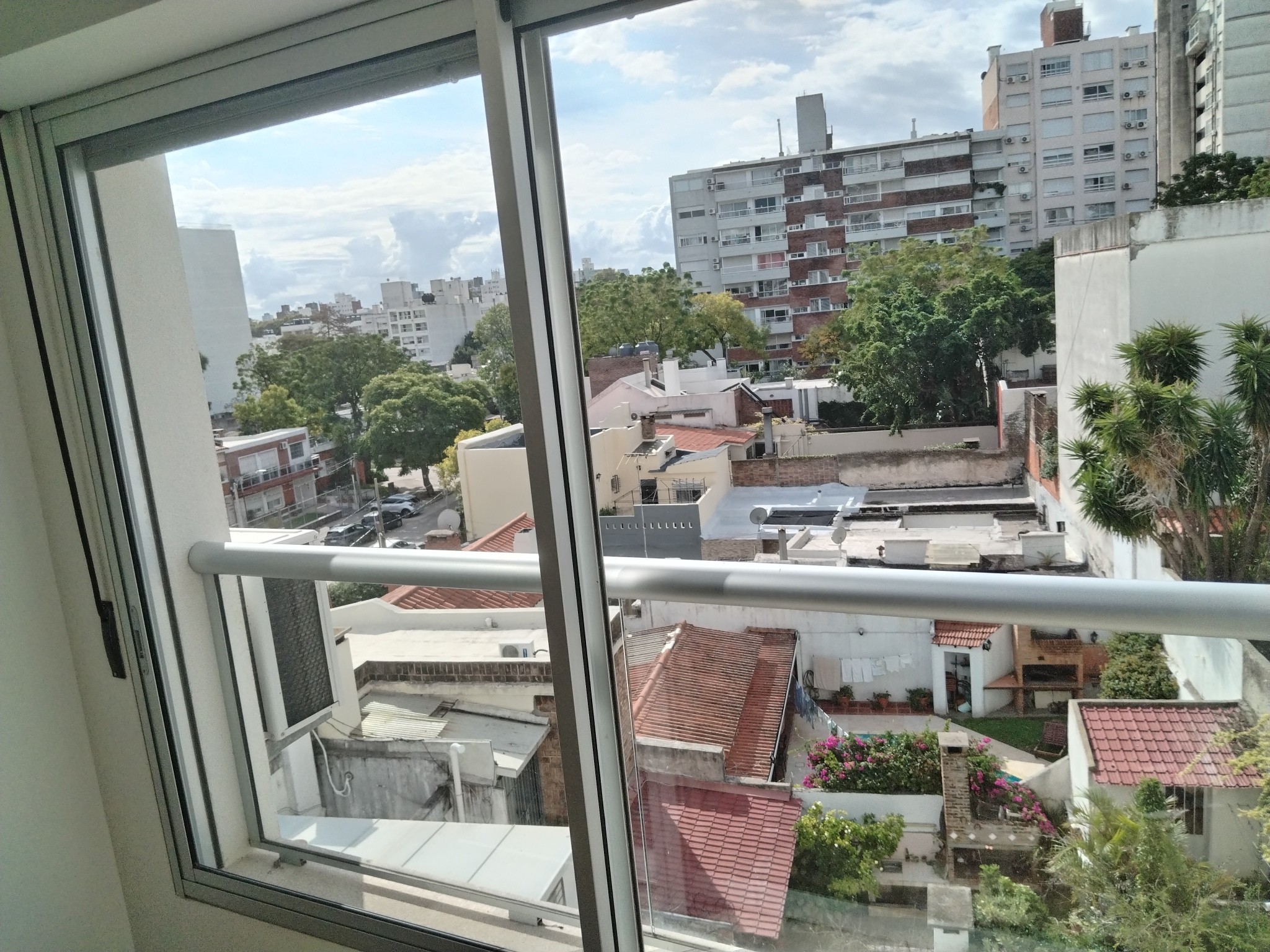 Zona Pocitos.Avenida 26 de Marzo y Buxareo.Próximo Rambla.1 dorm.Amplio 44 m²,soleado y vista despejada. - Vista 2