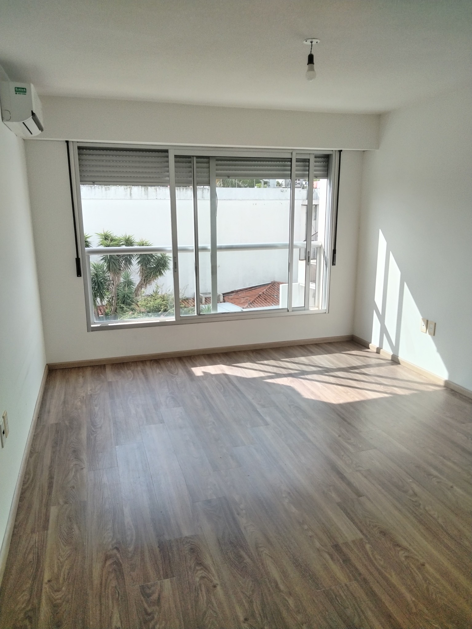 Zona Pocitos.Avenida 26 de Marzo y Buxareo.Próximo Rambla.1 dorm.Amplio 44 m²,soleado y vista despejada. - Vista 3