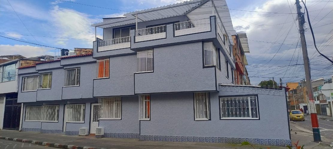 Casa de 11 alcobas en venta en Engativá, Bogotá, 354 m² · foto 3 de 16