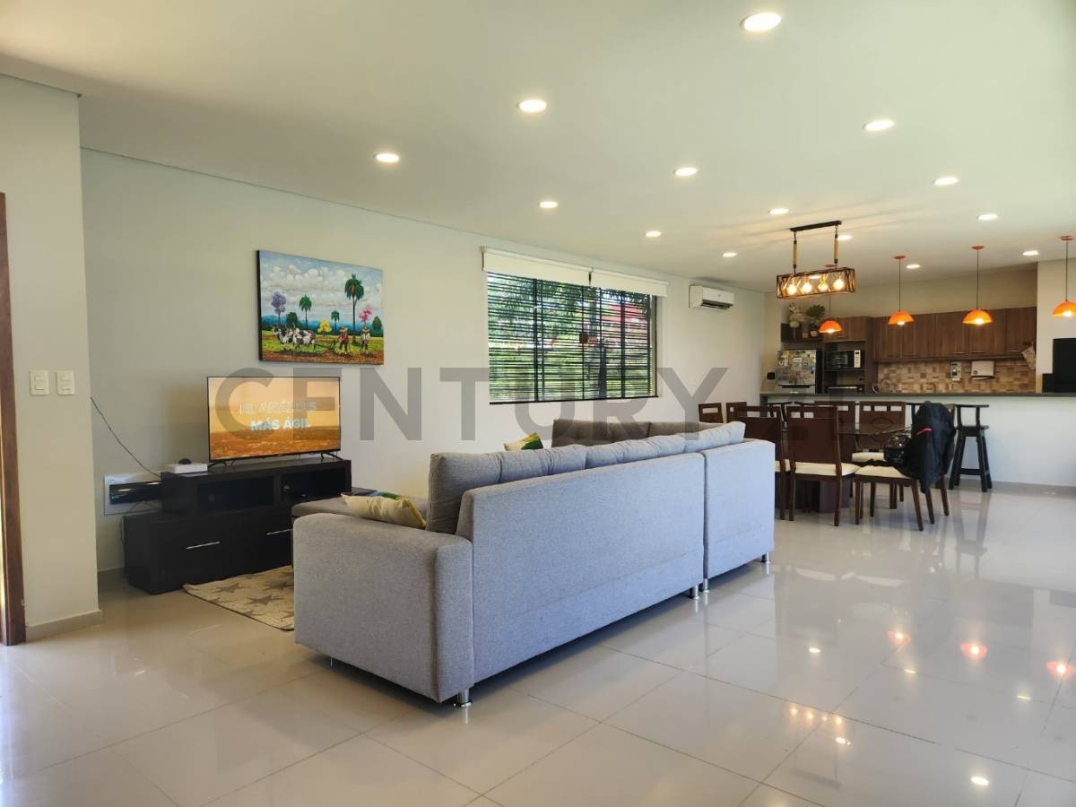 Venta de Casa Amoblada en San Bernardino, Cordillera US$ 220.000 – Lista para Disfrutar. Amplia propiedad de 220 m² de construcción sobre un terreno de 693 m², con 3 dormitorios, 3 baños y 6 estacionamientos. Ubicada a solo 3 cuadras del San Bernardino Co — foto 2