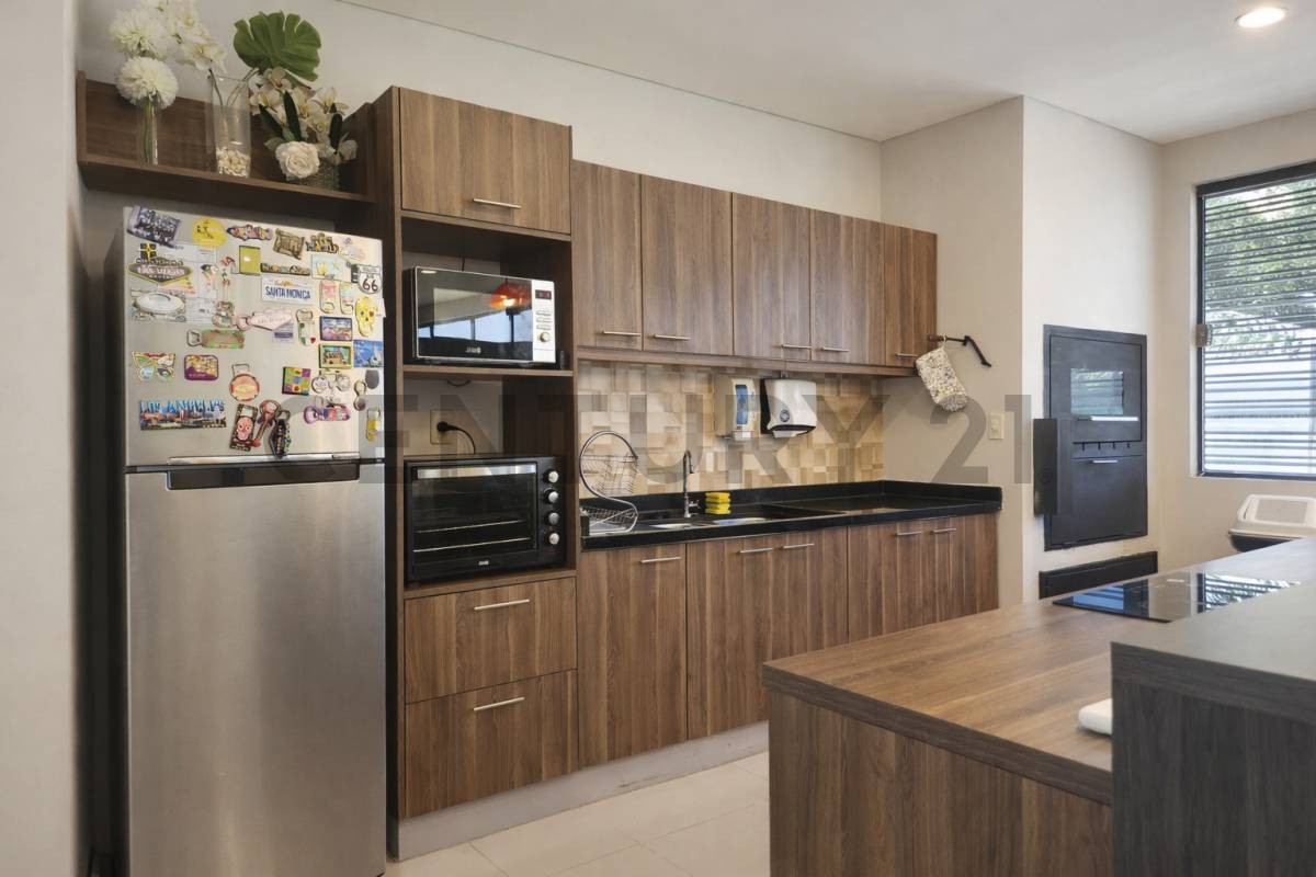 Venta de Casa Amoblada en San Bernardino, Cordillera US$ 220.000 – Lista para Disfrutar. Amplia propiedad de 220 m² de construcción sobre un terreno de 693 m², con 3 dormitorios, 3 baños y 6 estacionamientos. Ubicada a solo 3 cuadras del San Bernardino Co — foto 3