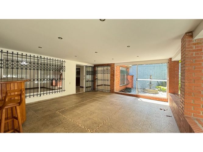 Casa de 3 alcobas en arriendo en San Lucas, Medellín, 272 m² · foto 2 de 24