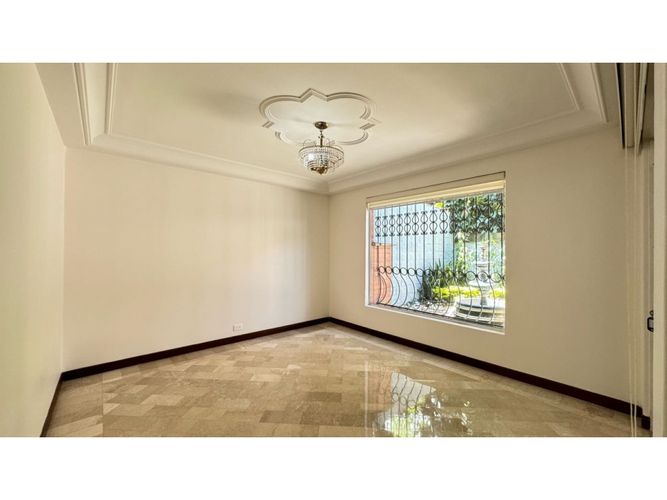 Casa de 3 alcobas en arriendo en San Lucas, Medellín, 272 m² · foto 3 de 24