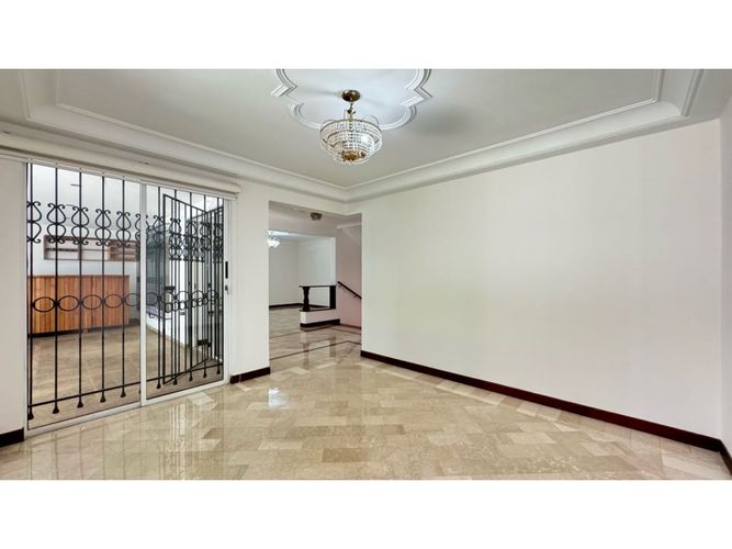 Casa de 3 alcobas en arriendo en San Lucas, Medellín, 272 m² · foto 4 de 24