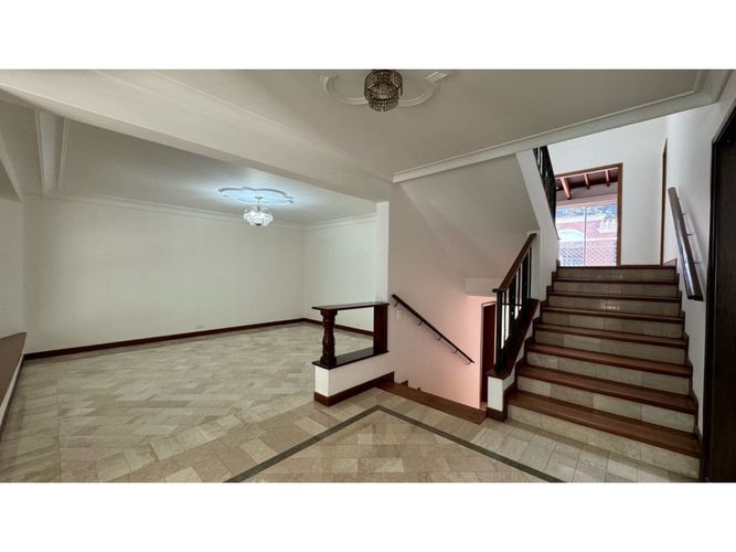 Casa de 3 alcobas en arriendo en San Lucas, Medellín, 272 m² · foto 5 de 24