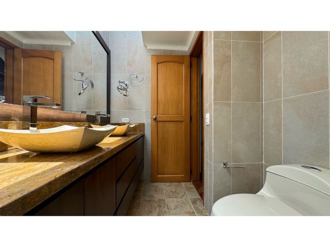 Casa de 3 alcobas en arriendo en San Lucas, Medellín, 272 m² · foto 14 de 24