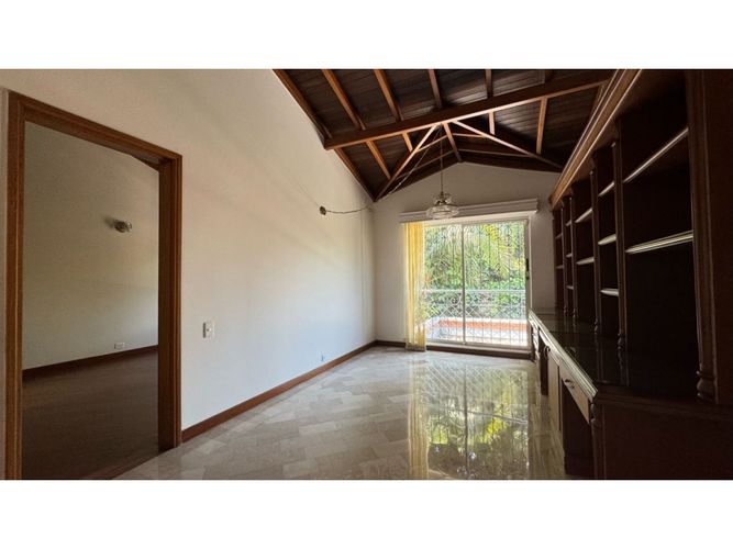 Casa de 3 alcobas en arriendo en San Lucas, Medellín, 272 m² · foto 19 de 24