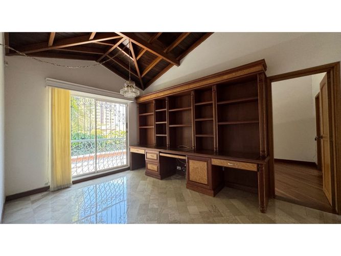 Casa de 3 alcobas en arriendo en San Lucas, Medellín, 272 m² · foto 20 de 24