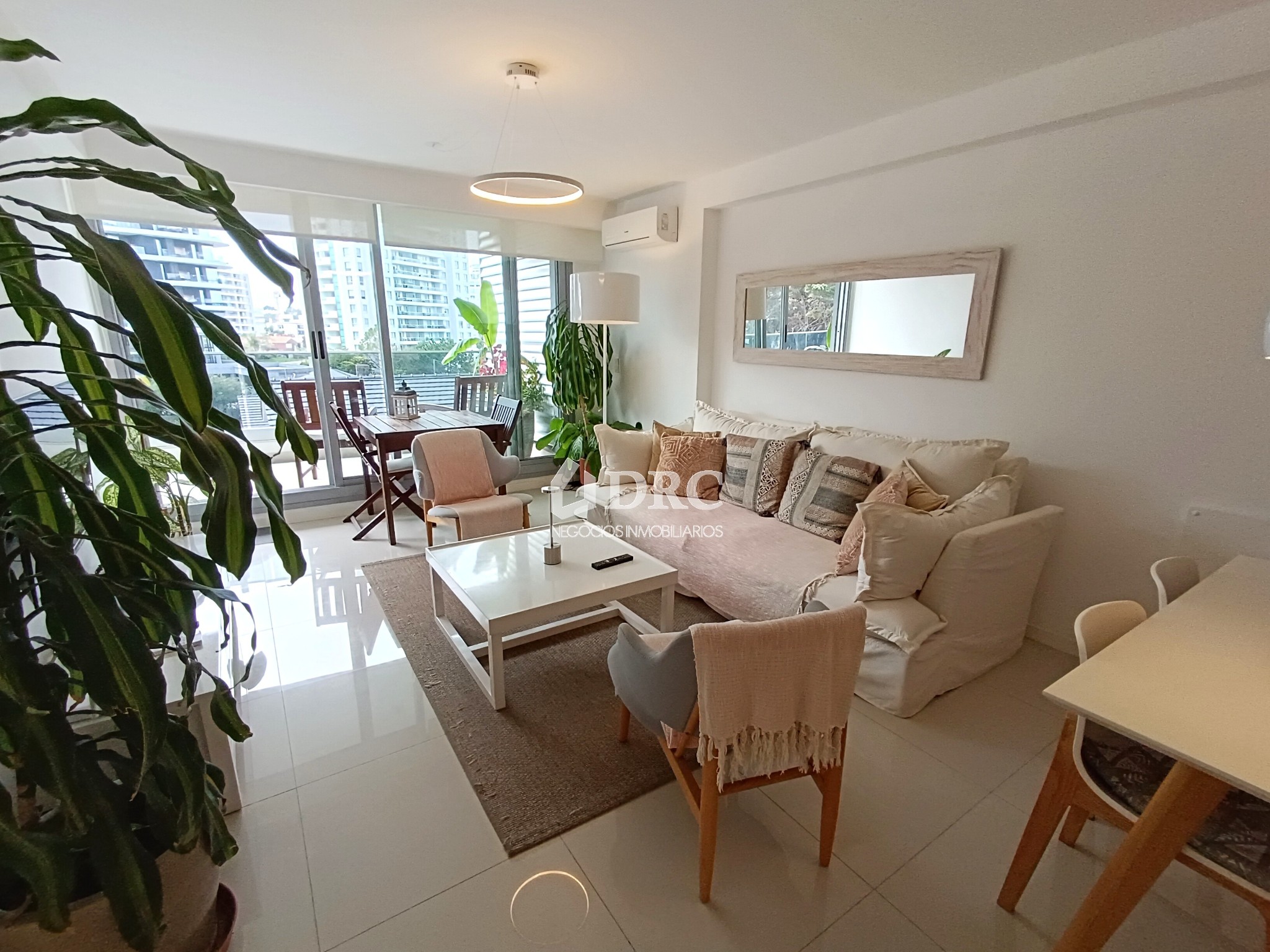 Estupendo apartamento a una cuadra de Playa Brava, totalmente equipado, muy nuevo y con muchos amenities y comodidades.