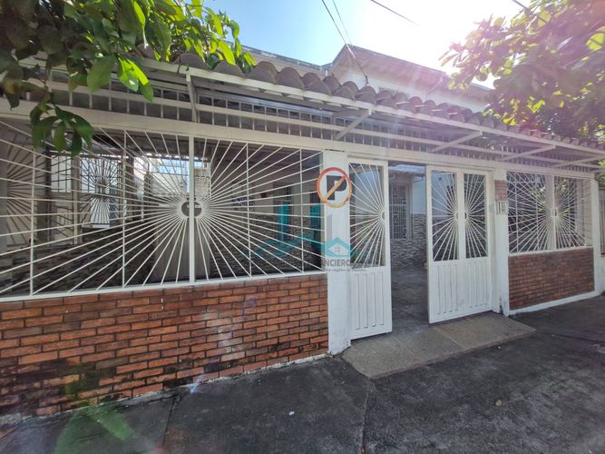Casa de 5 alcobas en venta en Girardot, Girardot, 272 m² · foto 2 de 24