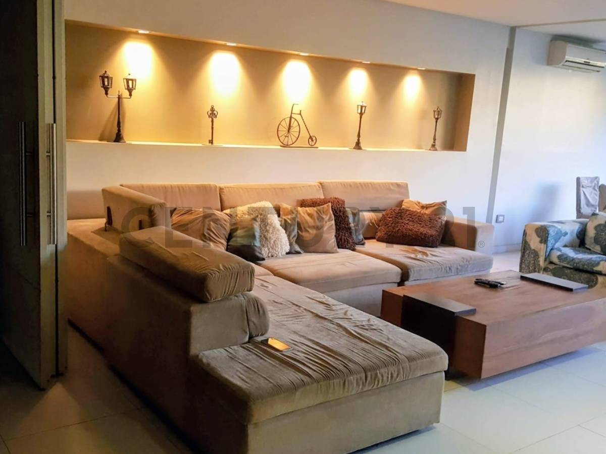 Residencia de Lujo en Alquiler en Ycuá Satí, Asunción - US$ 2.800. Exclusiva propiedad de 3 niveles en Chacore N° 2687, Ycuá Satí. Con 380 m² de terreno y 380 m² de construcción, ofrece 4 dormitorios (3 en suite), 4 baños, y estacionamiento para 2 vehícul — foto 2