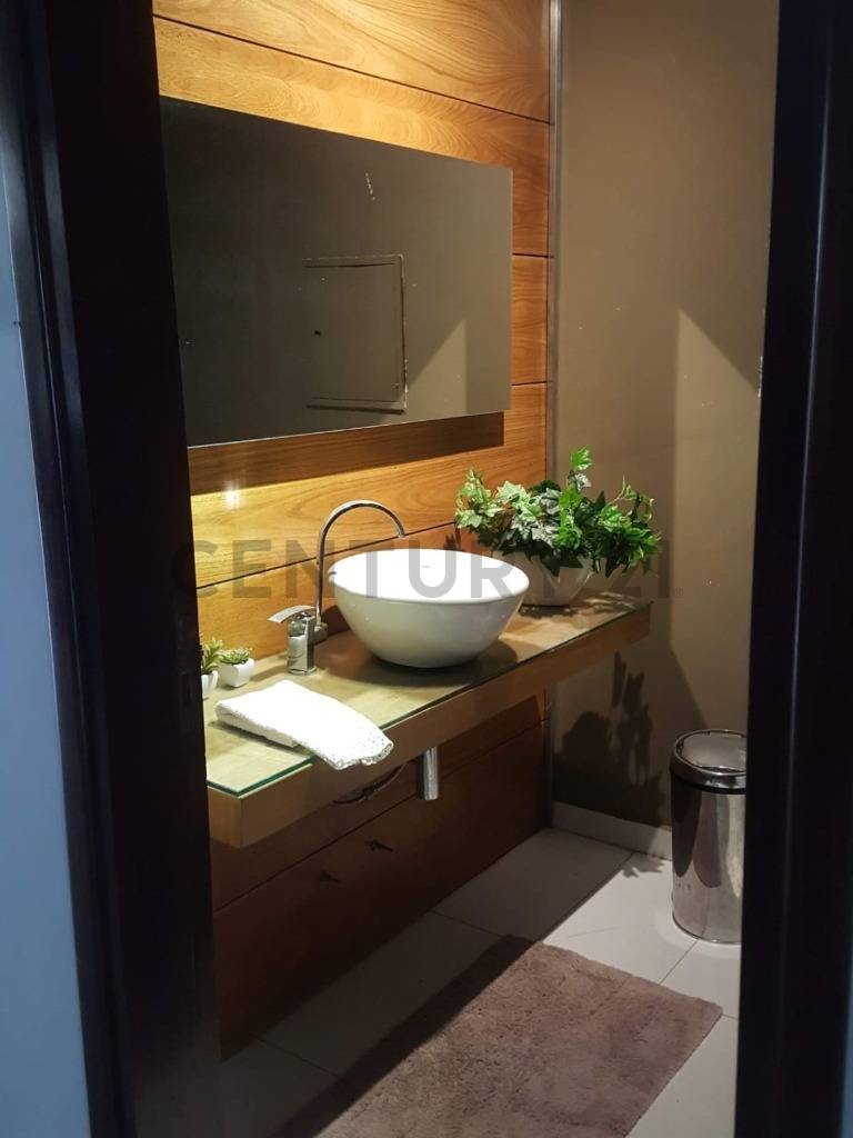 Residencia de Lujo en Alquiler en Ycuá Satí, Asunción - US$ 2.800. Exclusiva propiedad de 3 niveles en Chacore N° 2687, Ycuá Satí. Con 380 m² de terreno y 380 m² de construcción, ofrece 4 dormitorios (3 en suite), 4 baños, y estacionamiento para 2 vehícul — foto 3