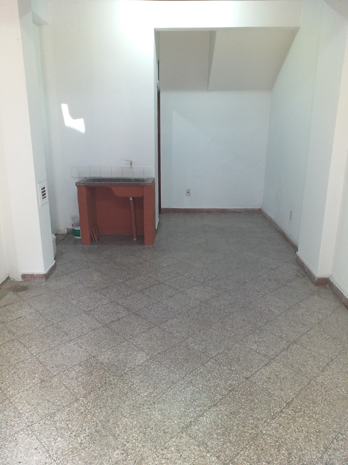 ALQUILER DE SALON COMERCIAL SOBRE PERU — foto 3