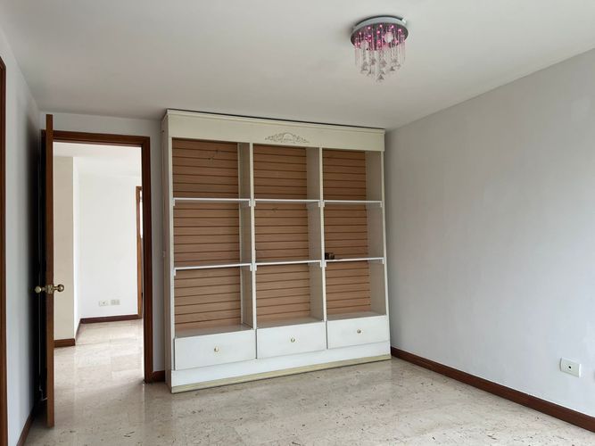 Apartamento de 3 alcobas en arriendo en El Poblado, Medellín, 200 m² · foto 3 de 17