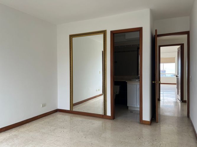 Apartamento de 3 alcobas en arriendo en El Poblado, Medellín, 200 m² · foto 10 de 17