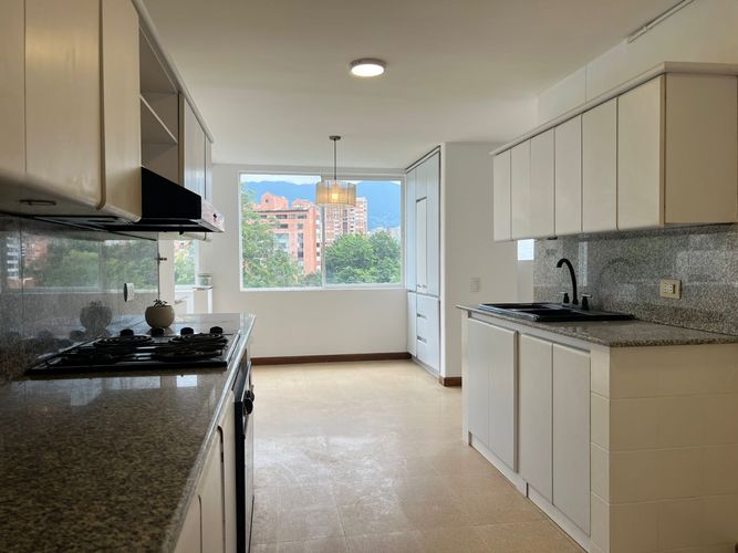 Apartamento de 3 alcobas en arriendo en El Poblado, Medellín, 200 m² · foto 6 de 17