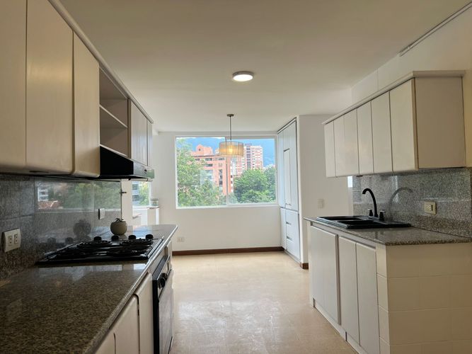 Apartamento de 3 alcobas en arriendo en El Poblado, Medellín, 200 m² · foto 7 de 17
