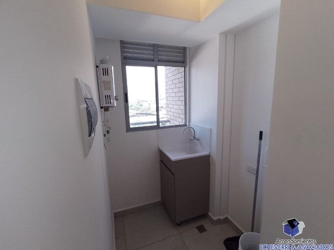 Apartamento de 3 alcobas en arriendo en Zuñiga, Envigado, 70 m² · foto 2 de 9