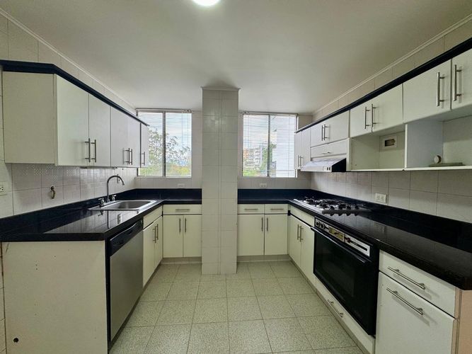 Apartamento de 3 alcobas en arriendo en Urbanización Las Cumbres, Medellín, 160 m² · foto 4 de 20