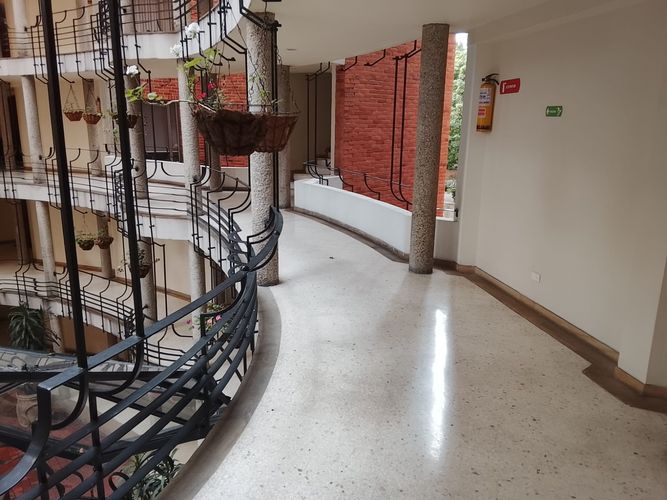 Apartamento de 3 alcobas en venta en El Refugio, Bogotá, 240 m² · foto 2 de 9