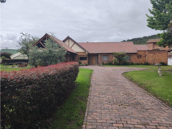 Casa de 4 alcobas en venta en San Jose De Bavaria, Bogotá, 350 m² · foto 2 de 24