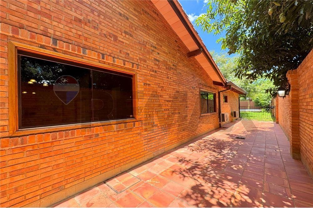 Exclusiva Casa en Venta en San Bernardino, Cordillera, Paraguay - 1.500.000.000 Gs. Ubicada estratégicamente en Cnel. Arturo Bray e/ 29 de Setiembre y EEUU, en el deseado Barrio Cristóbal Colón. Esta impresionante propiedad de una sola planta se asienta s — foto 3