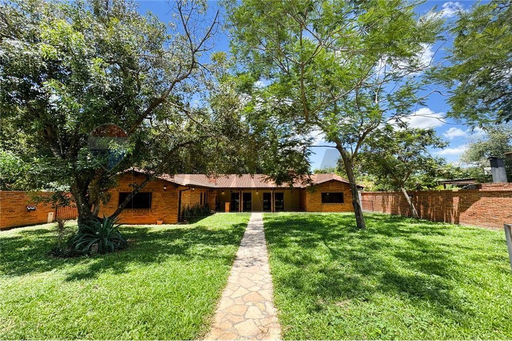 Exclusiva Casa en Venta en San Bernardino, Cordillera, Paraguay - 1.500.000.000 Gs. Ubicada estratégicamente en Cnel. Arturo Bray e/ 29 de Setiembre y EEUU, en el deseado Barrio Cristóbal Colón. Esta impresionante propiedad de una sola planta se asienta s — foto 2