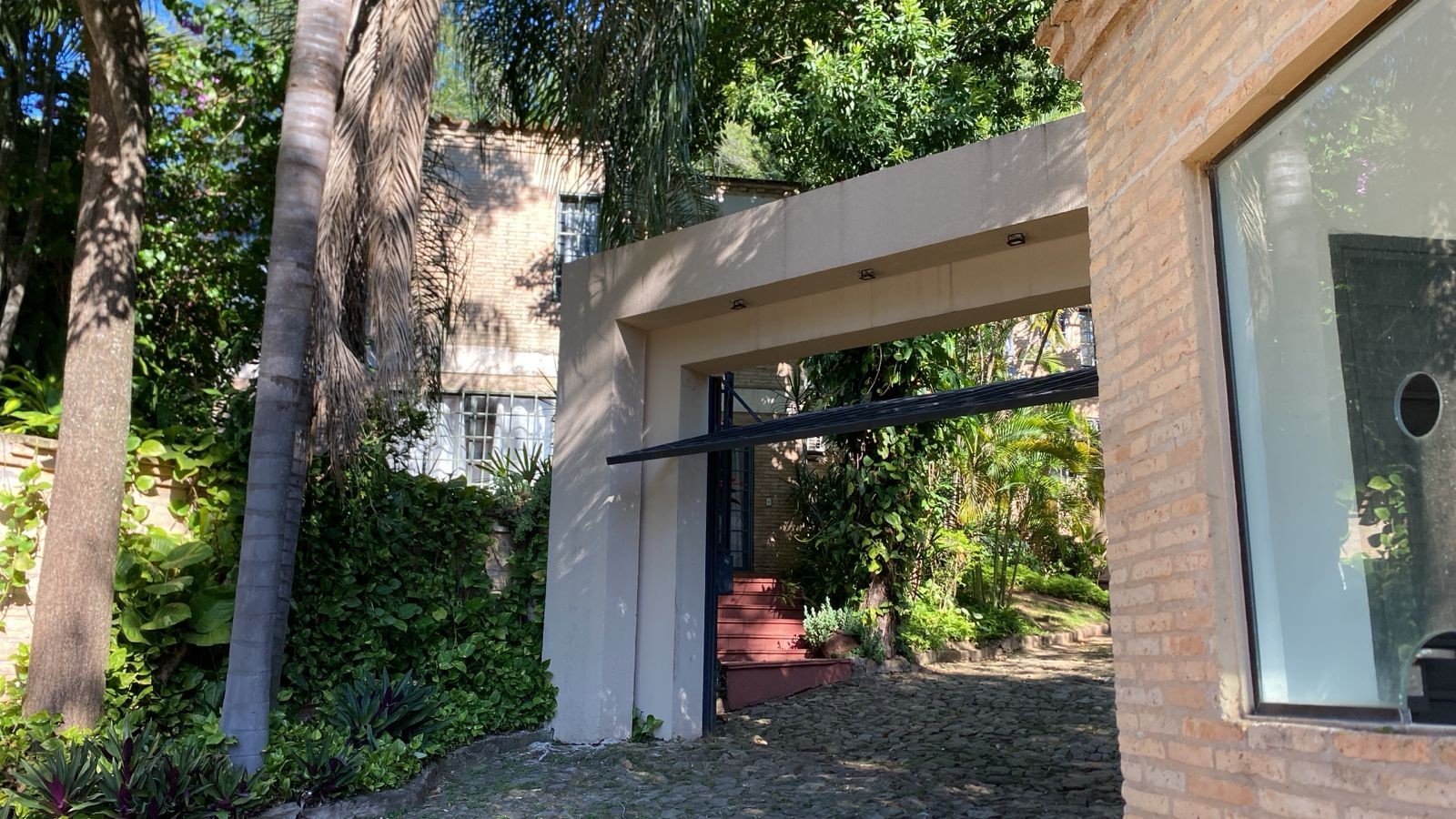 ¡Oportunidad Única! Casa de Lujo en Condominio "Casas del Cerro", San Bernardino, Cordillera. Impresionante propiedad de 195 m² construidos sobre un terreno de 304,2 m², con 4 dormitorios, 4 baños y 6 estacionamientos. Ubicación privilegiada a solo 250 me — foto 2