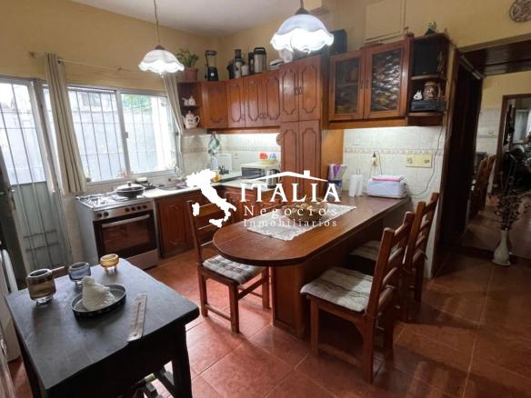 VENTA CASA 4 DORM. + APTO.DE 1, PROX. INTERCAMBIADOR BELLONI