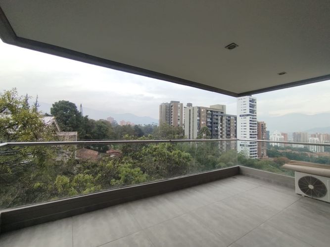 Apartamento de 3 alcobas en arriendo en El Poblado, Medellín, 220 m² · foto 2 de 20