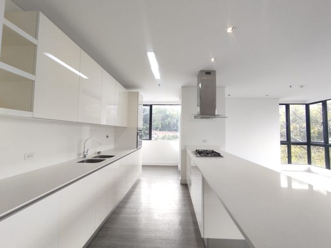 Apartamento de 3 alcobas en arriendo en El Poblado, Medellín, 220 m² · foto 10 de 20