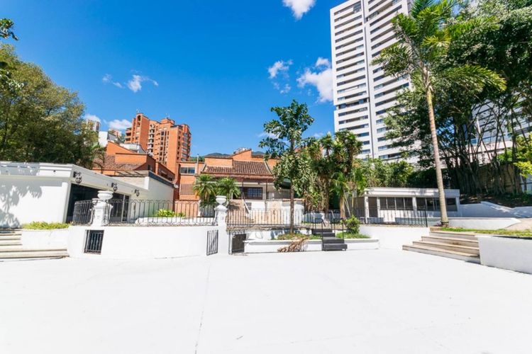 Casa de 7 alcobas en arriendo en Loma Del Campestre, Medellín, 450 m² · foto 2 de 24