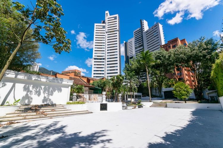 Casa de 7 alcobas en arriendo en Loma Del Campestre, Medellín, 450 m² · foto 5 de 24