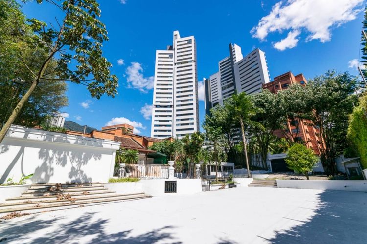 Casa de 7 alcobas en arriendo en Loma Del Campestre, Medellín, 450 m² · foto 6 de 24