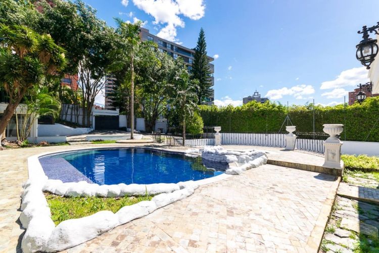 Casa de 7 alcobas en arriendo en Loma Del Campestre, Medellín, 450 m² · foto 9 de 24