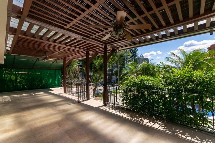 Casa de 7 alcobas en arriendo en Loma Del Campestre, Medellín, 450 m² · foto 10 de 24