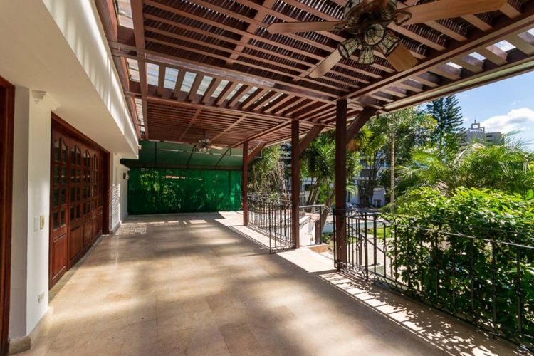 Casa de 7 alcobas en arriendo en Loma Del Campestre, Medellín, 450 m² · foto 11 de 24