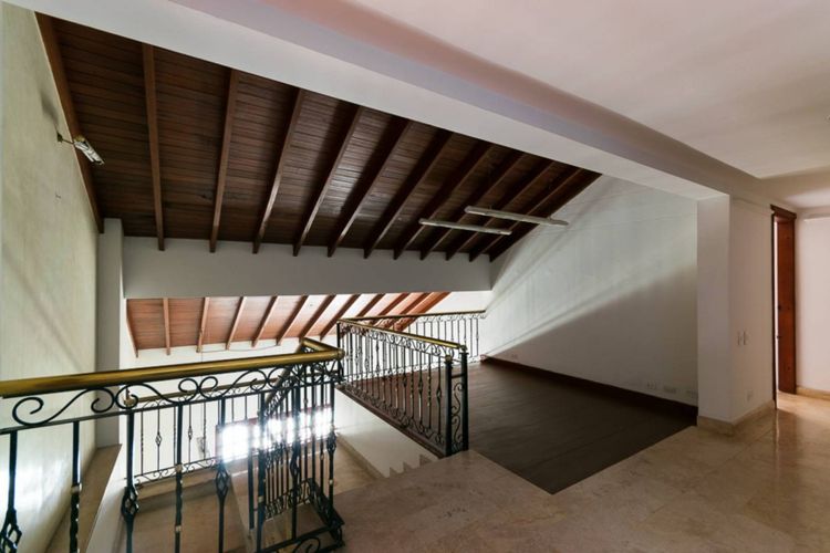 Casa de 7 alcobas en arriendo en Loma Del Campestre, Medellín, 450 m² · foto 15 de 24