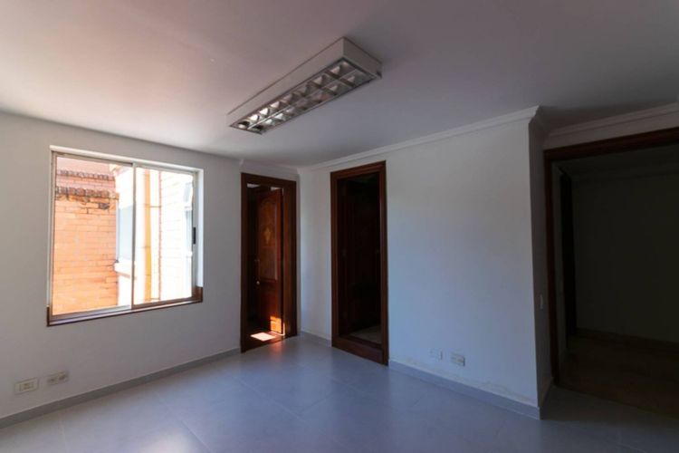 Casa de 7 alcobas en arriendo en Loma Del Campestre, Medellín, 450 m² · foto 18 de 24