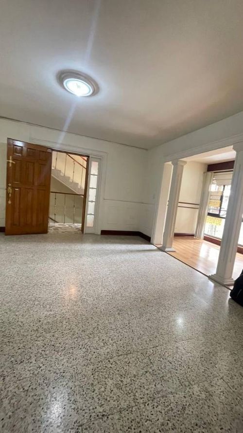 Casa de 5 alcobas en venta en La Castellana, Medellín, 306 m² · foto 9 de 24