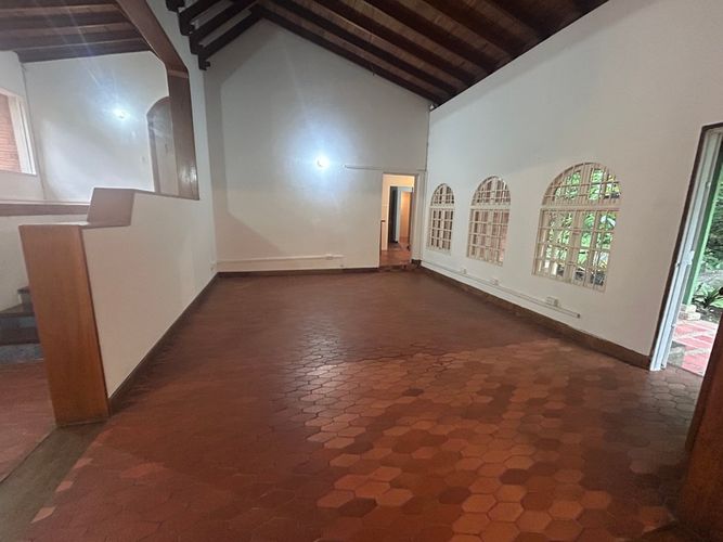 Casa de 4 alcobas en arriendo en Transversal Inferior, Medellín, 330 m² · foto 2 de 20